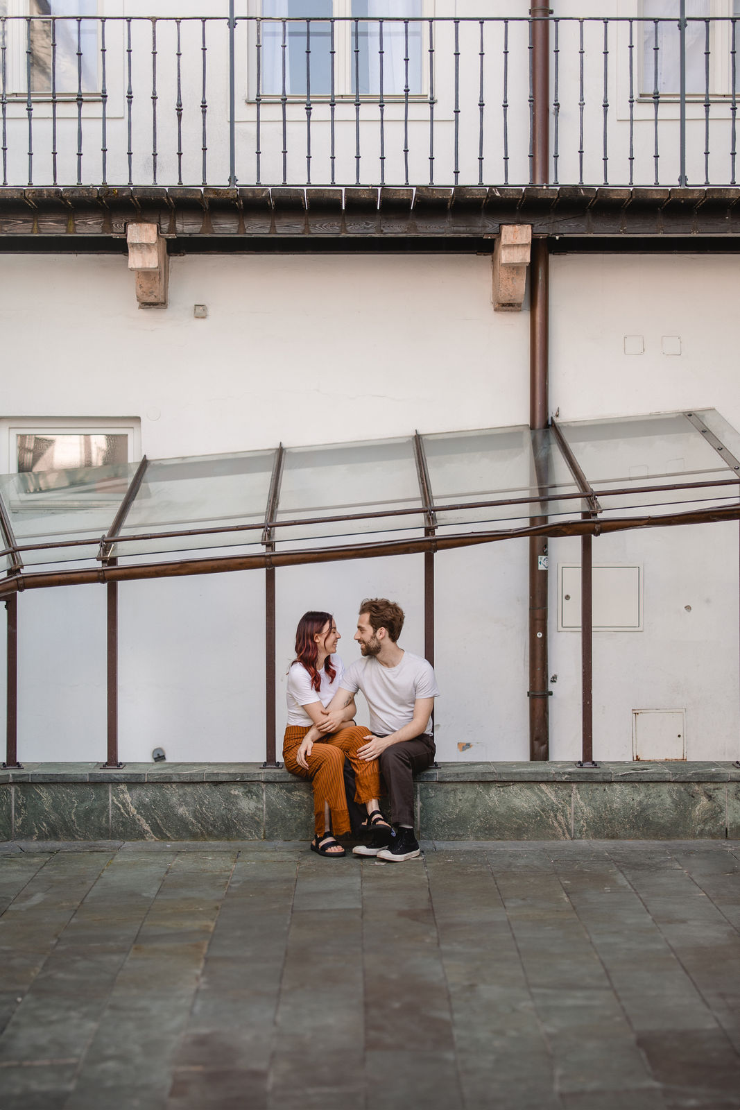 Prächen, dass am Boden sitzt.