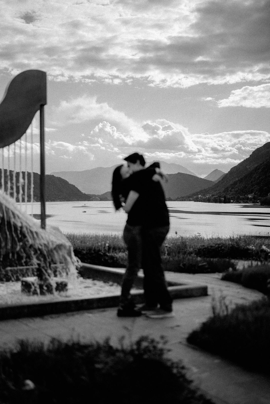 Schwarz weiß Foto von Pärchen, dass sich umarmt.