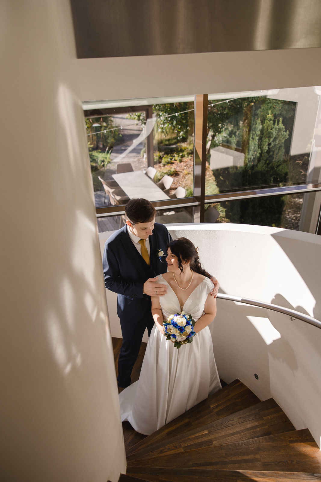 Bild von einen Brautpaar auf einer Stiegen von oben fotografiert.