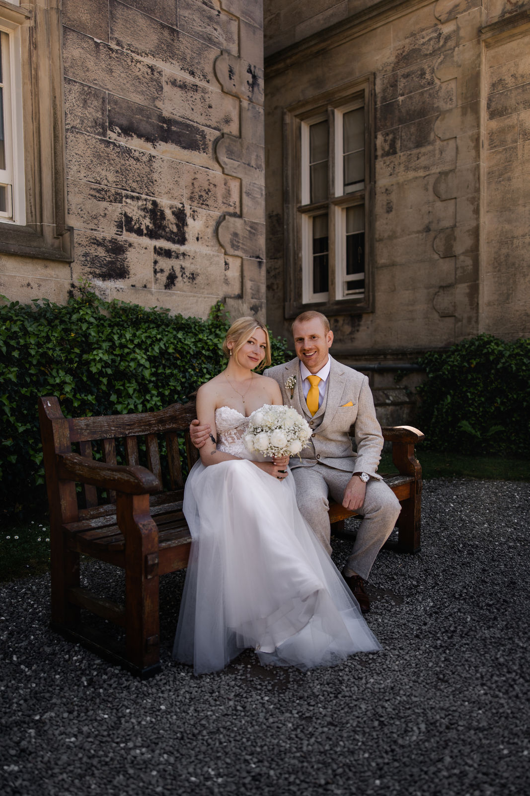 Bild von einem Hochzeitspaar auf einer Bank.