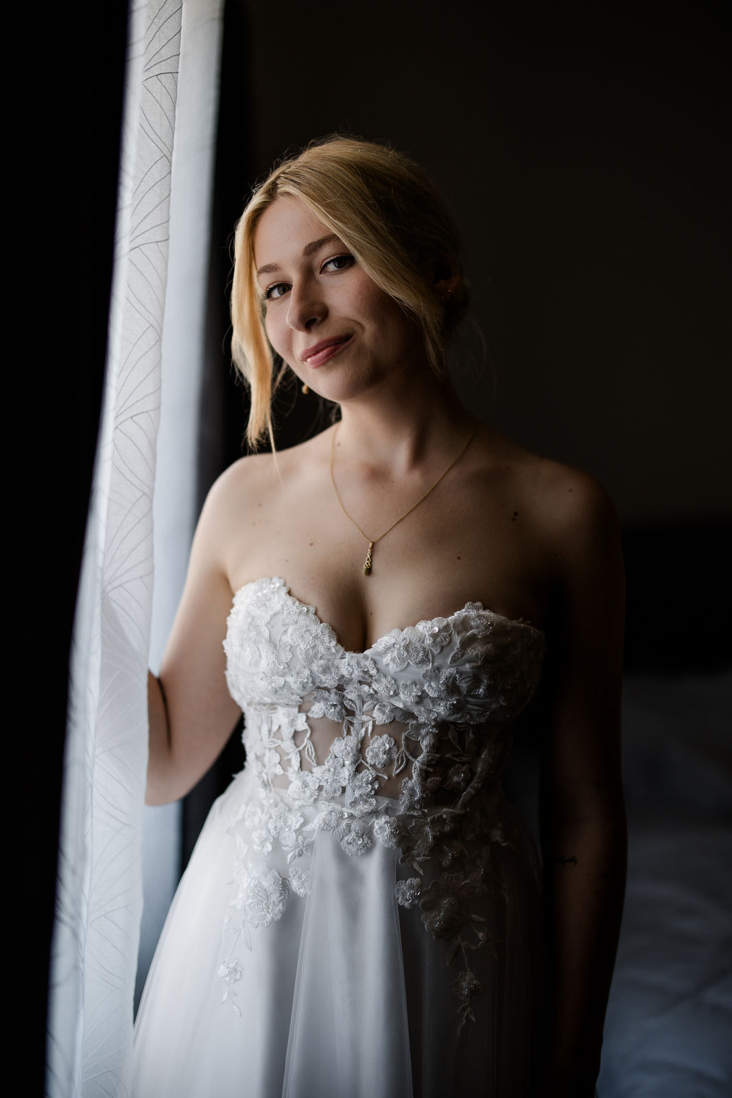 Bild von eeiner blonden Frau im Hochzeitskleid